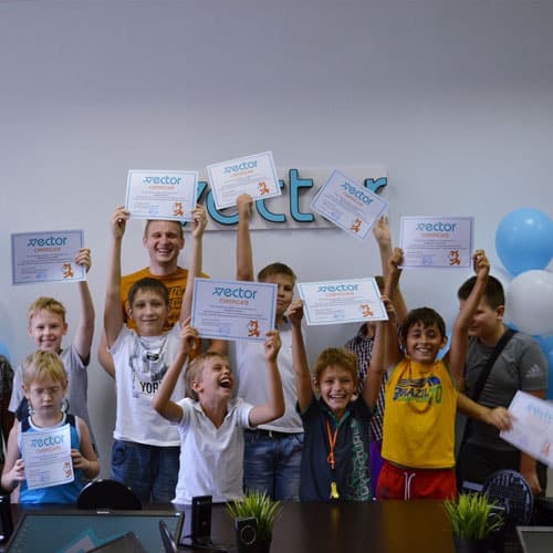Преподаватель помогает ученику ВЕКТОРА за компьютером