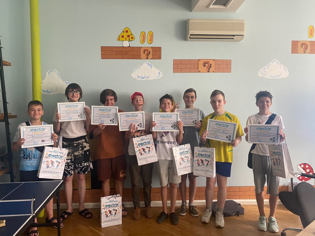 Выпускники курса Unity с сертификатами и подарками