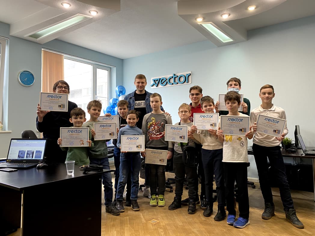 Ученики и преподаватель после завершения учебного курса