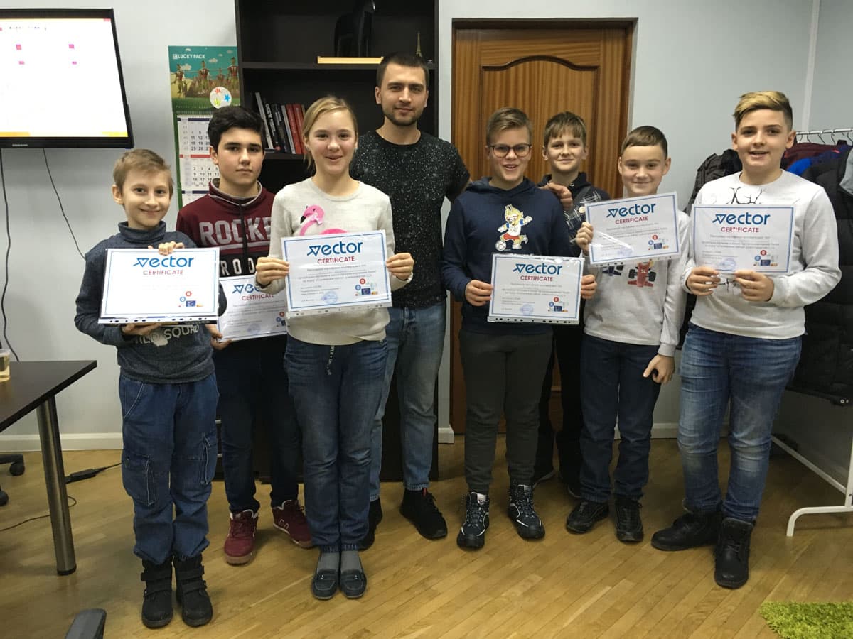 Преподаватель и выпускники курса с сертификатами