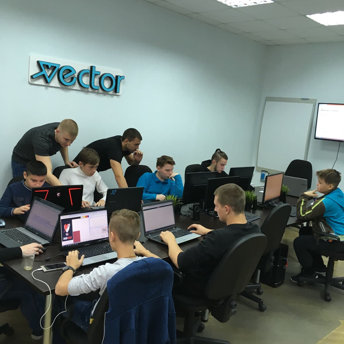 Ученики работают над индивидуальными проектами в классе