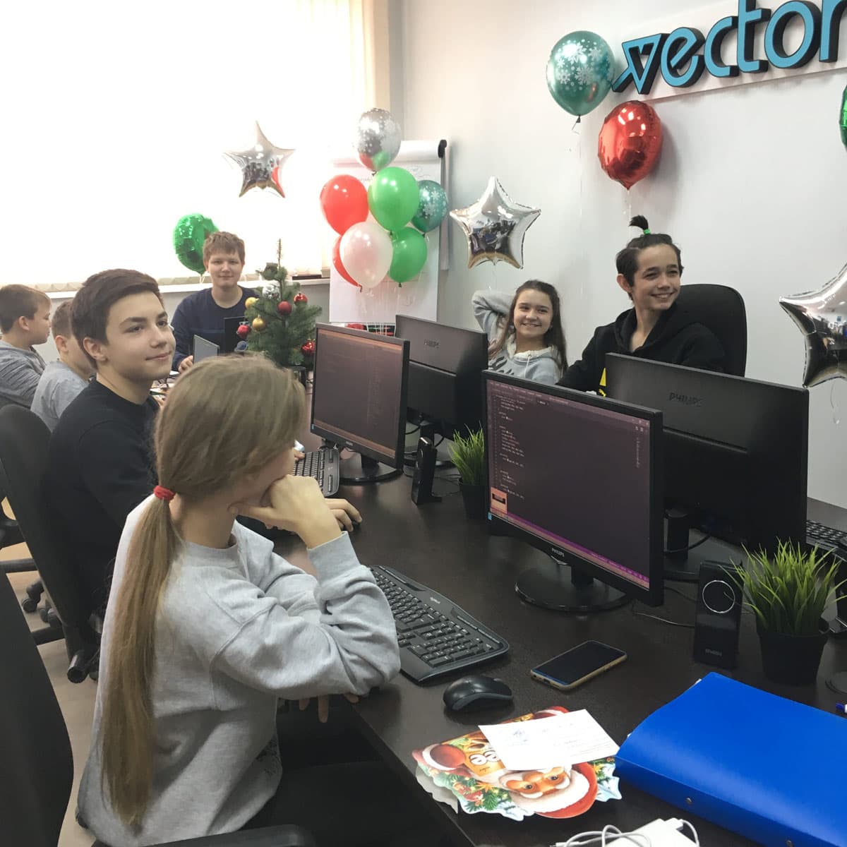 Занятие по программированию в украшенном классе