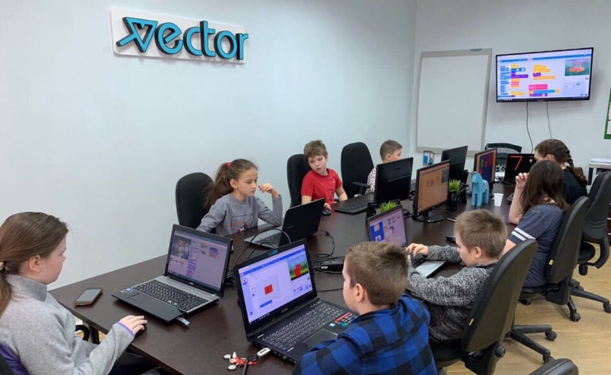 Ученики создают проекты в Scratch на ноутбуках